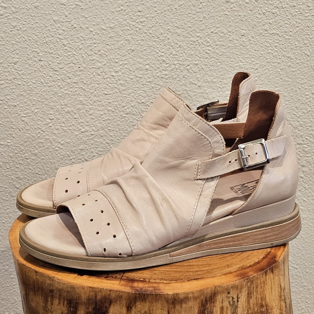 Miz Mooz 39/ US 9 Cara Light Beige Leather Ankle Strap Buckle Sandals 1.75" Heel